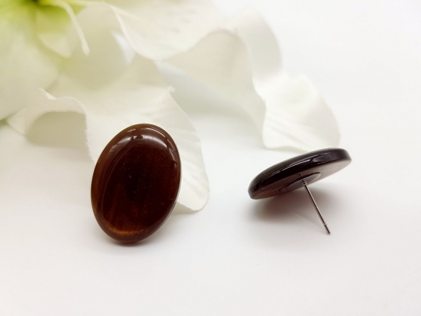 ovale, braun changierende Ohrstecker